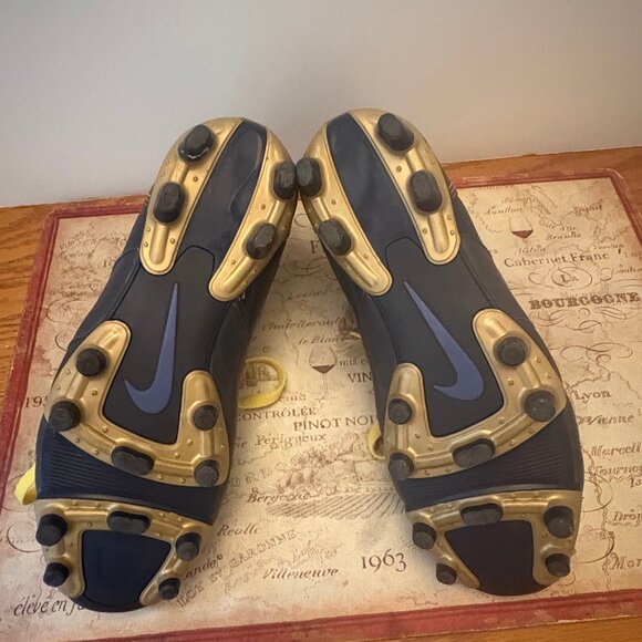 Nike Tiempo Ronaldinho 10R Soccer Cleats – Size 8 · Like New - Picture 3 of 3